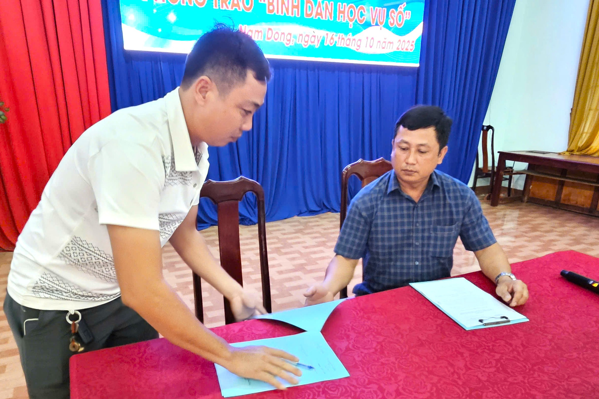 Ký cam kết hoạt động của Tổ công nghệ số cộng đồng