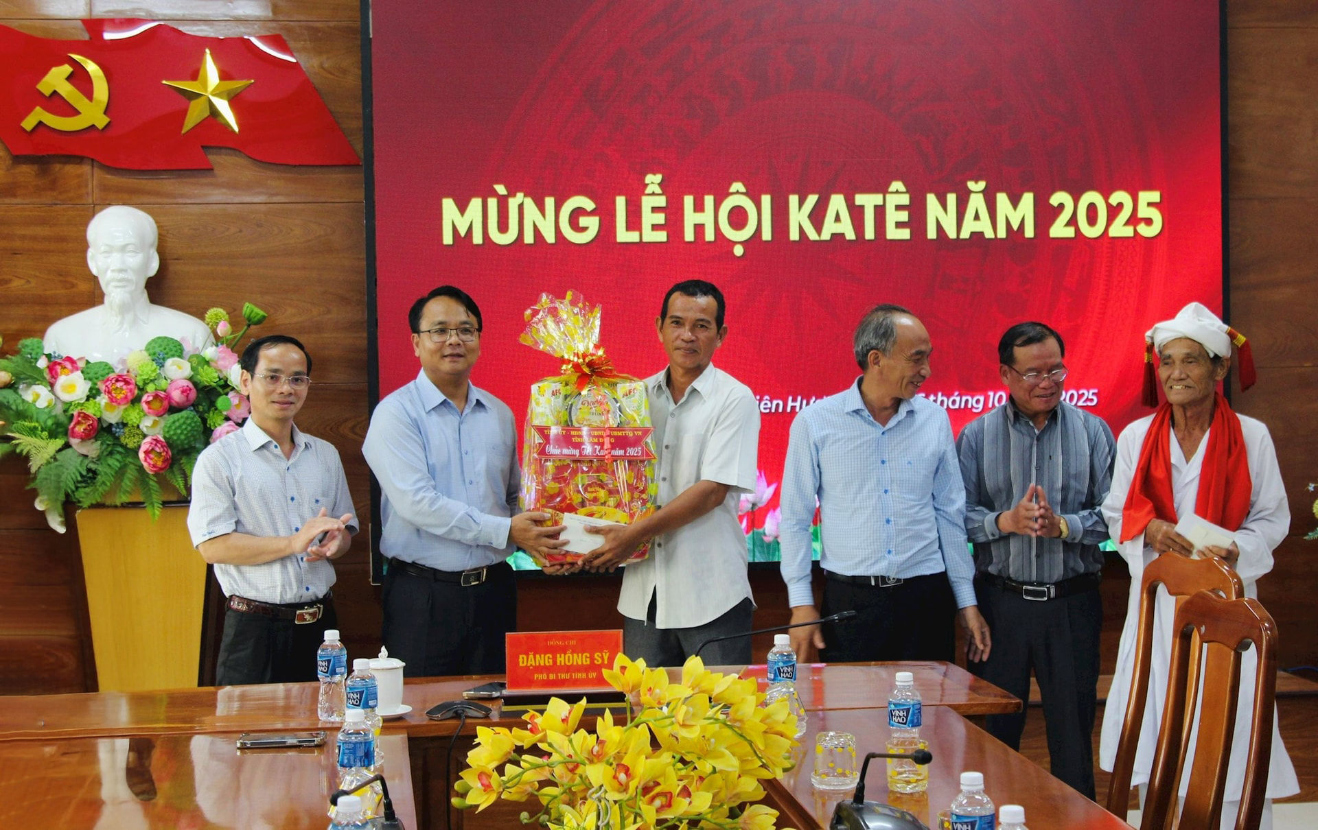 pho-bi-thu-tinh-uy-lam-dong-dang-hong-sy-tang-qua-ban-dieu-hanh-thon-lac-tri.(1).jpg