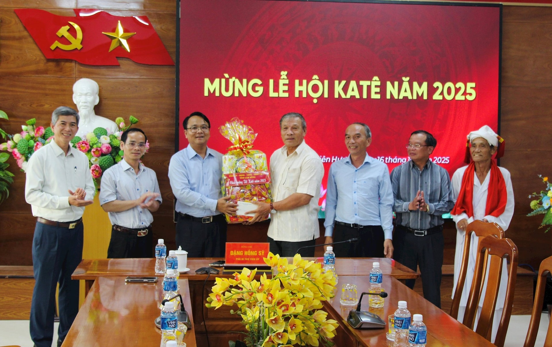 El subsecretario del Comité del Partido Provincial de Lam Dong, Dang Hong Sy, entregó obsequios a los representantes del Templo Ba Chua.