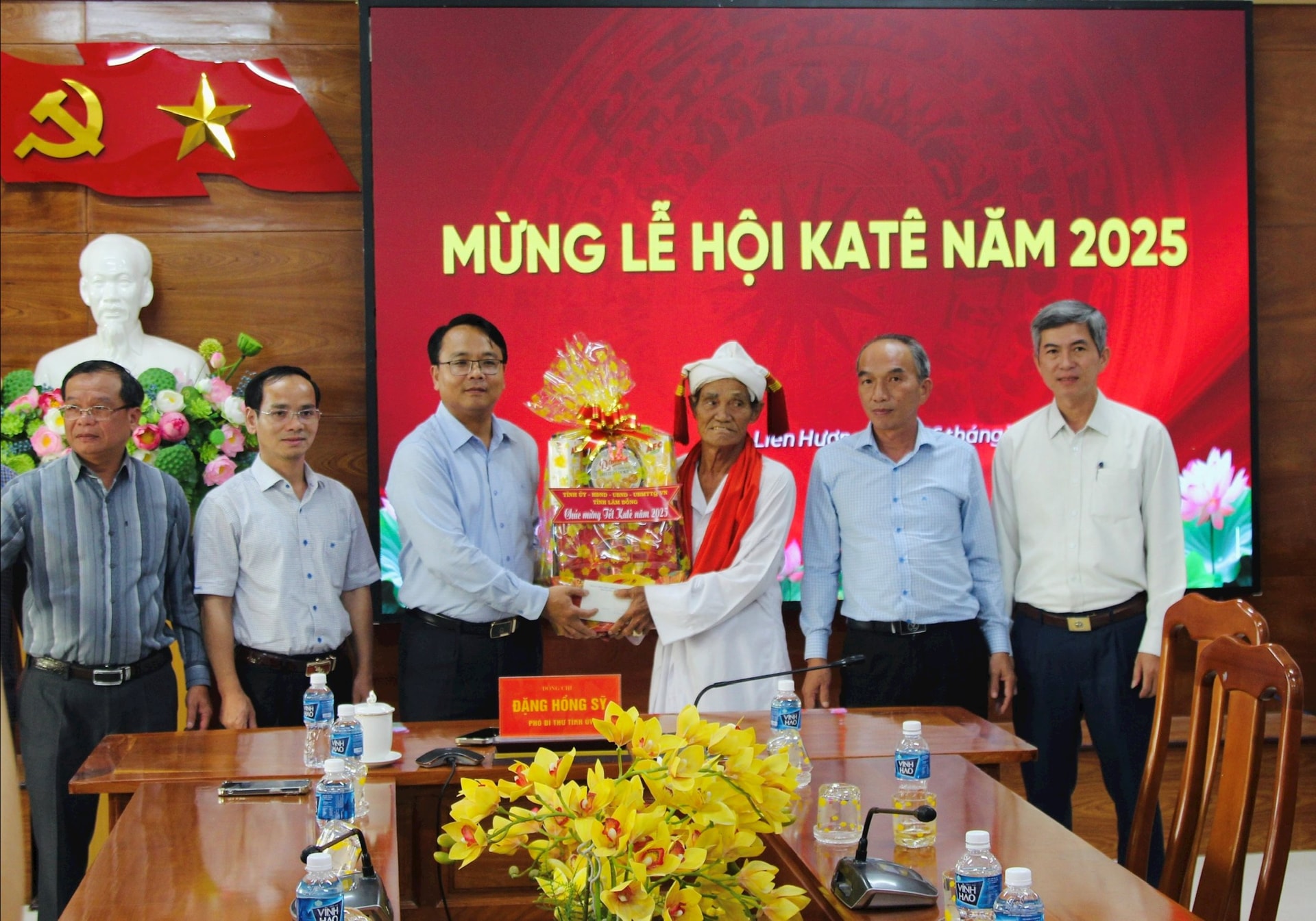 El subsecretario del Comité del Partido Provincial de Lam Dong, Dang Hong Sy, entregó un obsequio al Sr. Thuong Xuan Huu (aldea de Lac Tri).