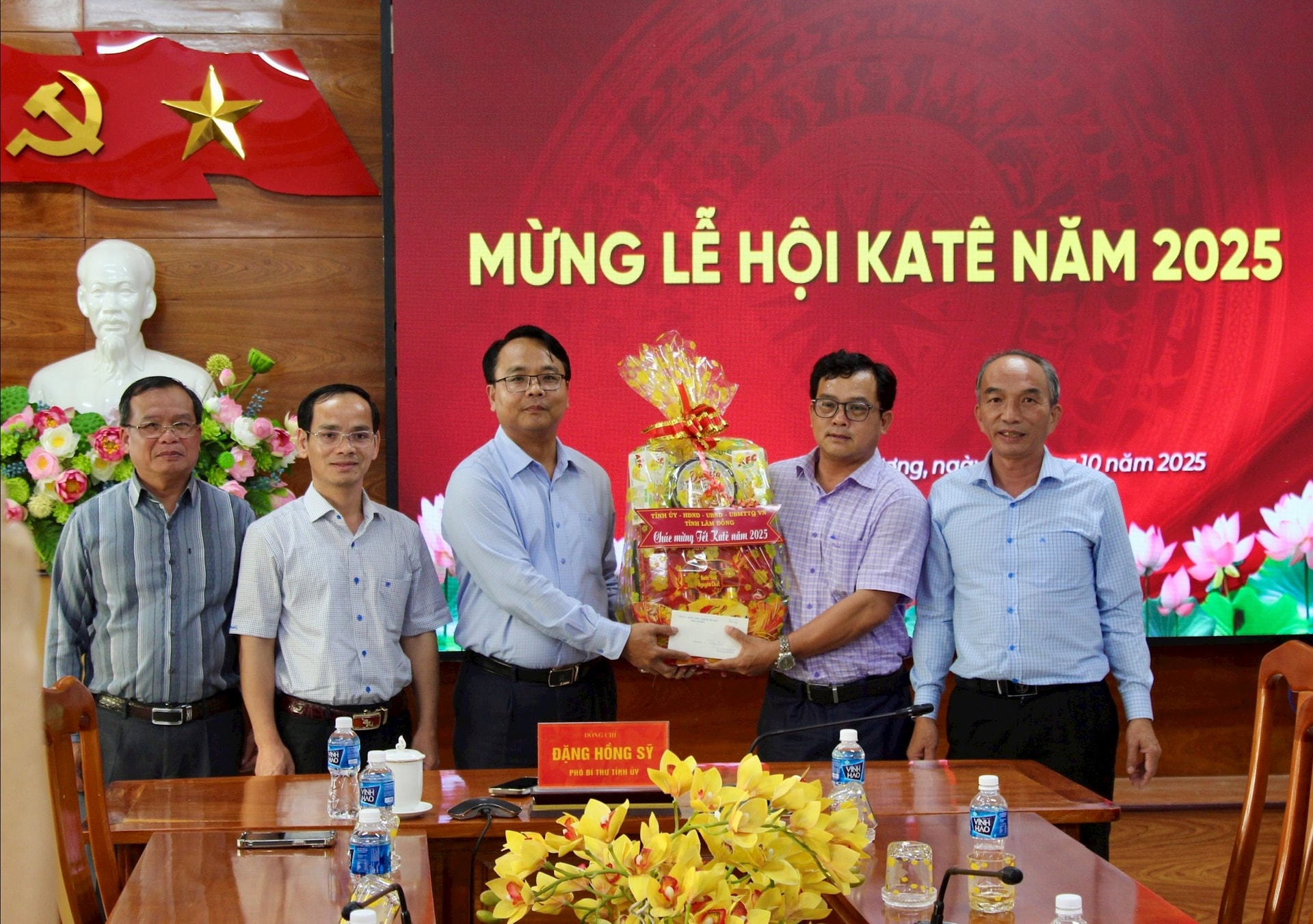El subsecretario del Comité Provincial del Partido de Lam Dong, Dang Hong Sy, entrega obsequios a la comuna de Lien Huong.