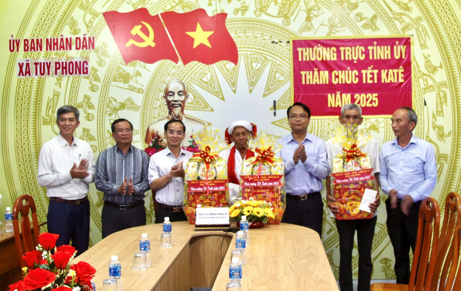 pho-bi-thu-tinh-uy-lam-dong-dang-hong-sy-tang-qua-xa-tuy-phong-ong-doan-minh-duyen-thon-tuy-tinh-2-ban-dieu-hanh-thon-tuy-tinh-2-ban-quan-ly-thap-ngai-ponorop-(1).jpg