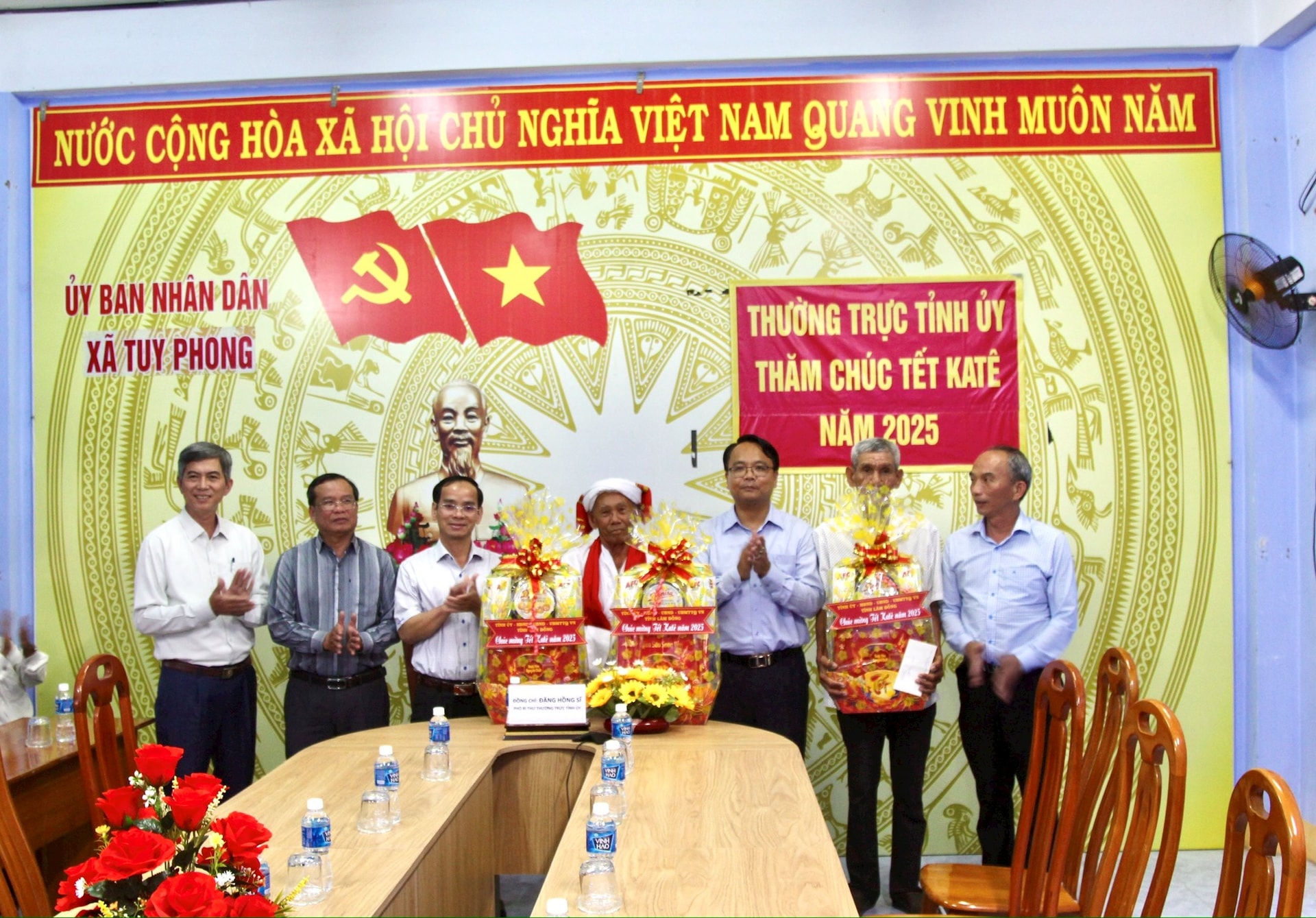 El subsecretario del Comité Provincial del Partido de Lam Dong, Dang Hong Sy, entregó obsequios a la comuna de Tuy Phong; al Sr. Doan Minh Duyen (aldea de Tuy Tinh 2); a la Junta Ejecutiva de la aldea de Tuy Tinh 2; y a la Junta Directiva de Thap Ngai (Ponorop).