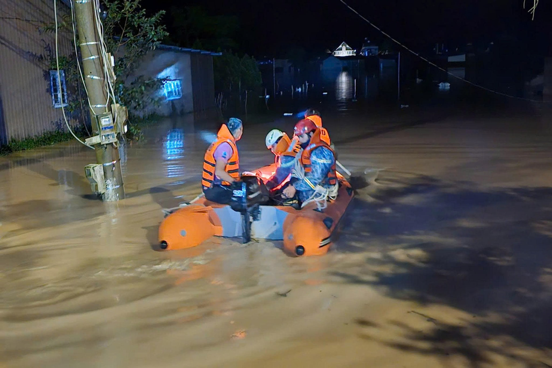 Lực lượng công an vào khu vực ngập lụt để ứng cứu, tìm kiếm người mắc kẹt