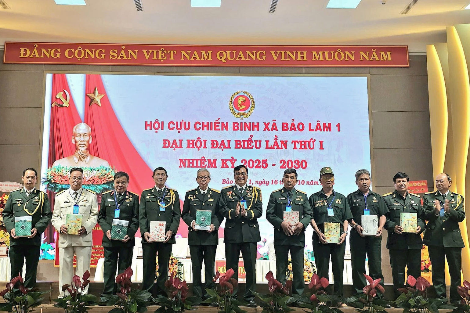 Hội CCB xã Bảo Lâm 1 tặng quà tri ân các đồng chí nghỉ công tác
