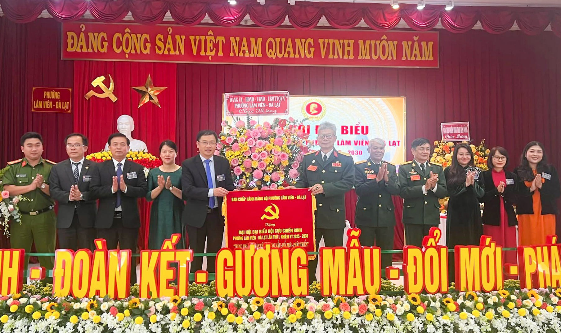 Lãnh đạo phường Lâm Viên - Đà Lạt tặng hoa và cờ chúc mừng Đại hội