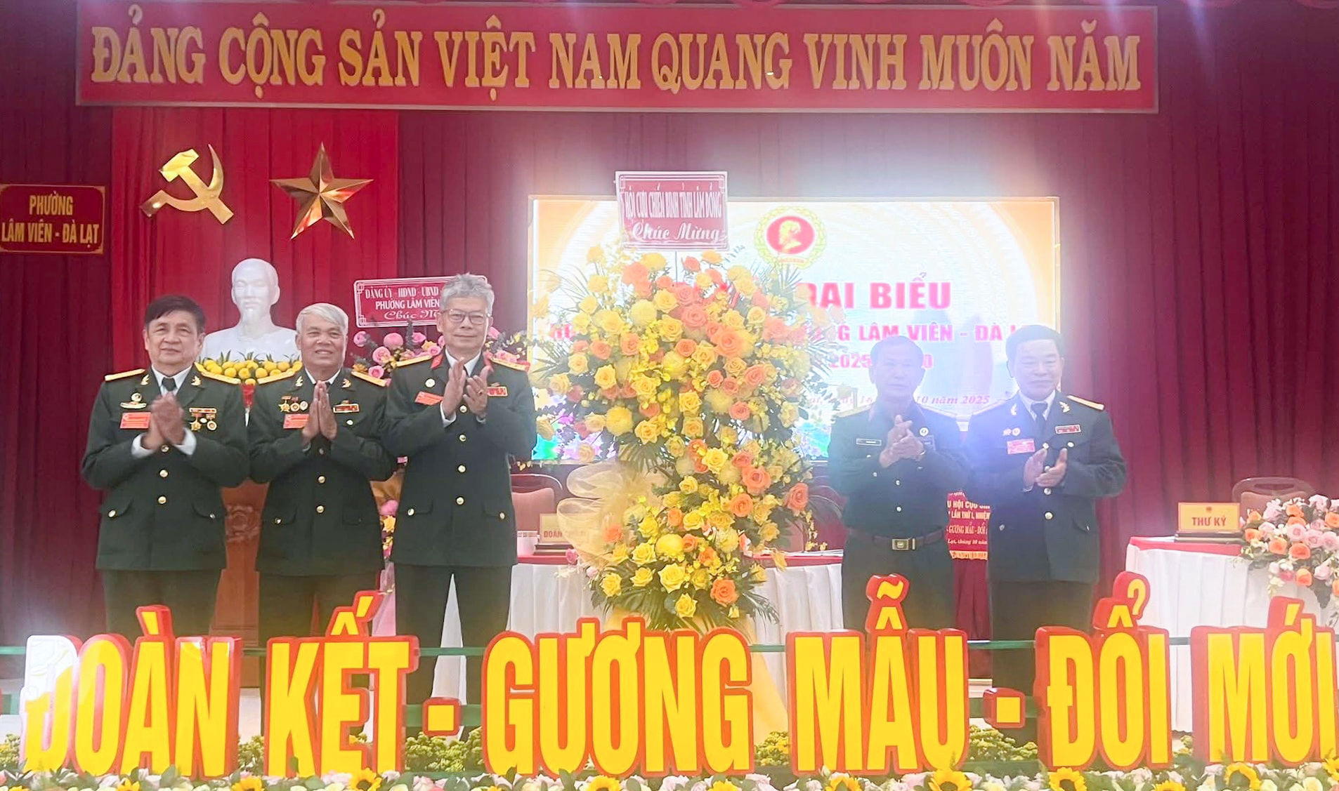 Hội CCB tỉnh tặng hoa chúc mừng Đại hội đại biểu Hội CCB phường Lâm Viên - Đà Lạt