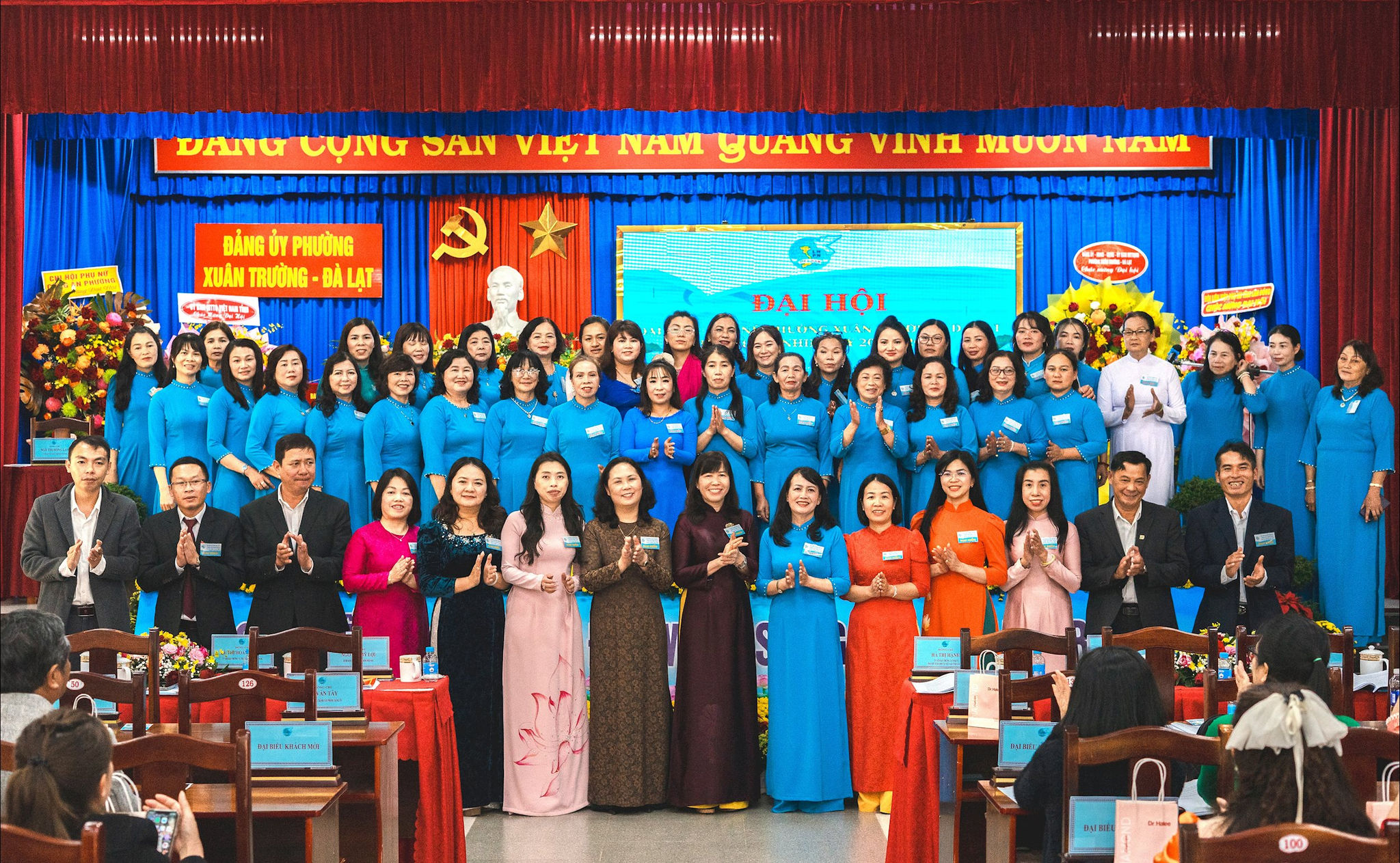 Ban Chấp hành chụp ảnh cùng đại biểu