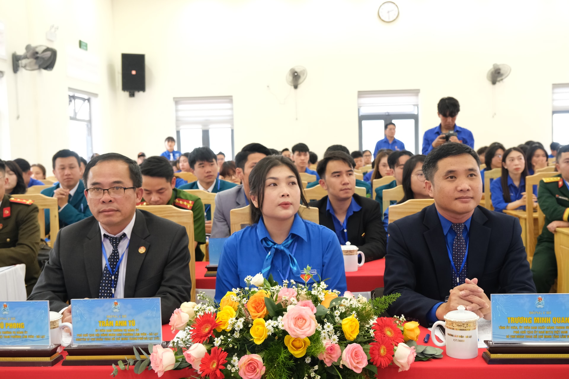 Secretaris van de provinciale jeugdbond Truong Minh Quang en afgevaardigden die het congres bijwonen