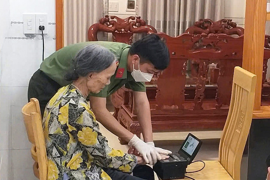 ca-xa-den-tan-nha-giup-nguoi-gia-lam-cccd.jpg