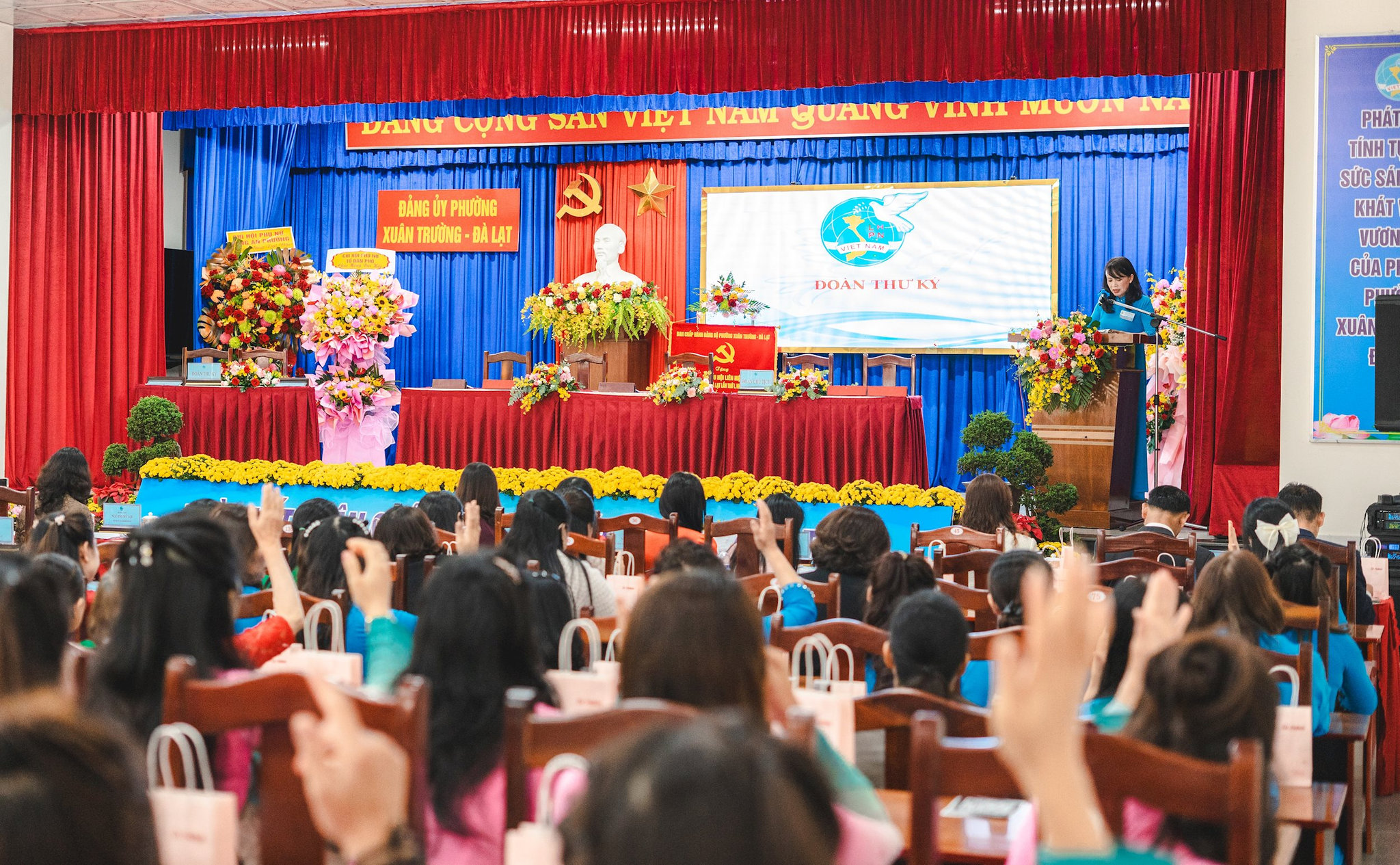 Đại biểu biểu quyết thông qua Nghị quyết Đại hội