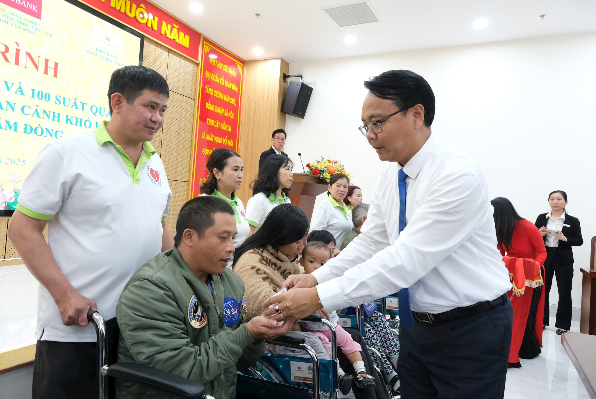 Đồng chí Đặng Hồng Sỹ tặng quà cho người khuyết tật