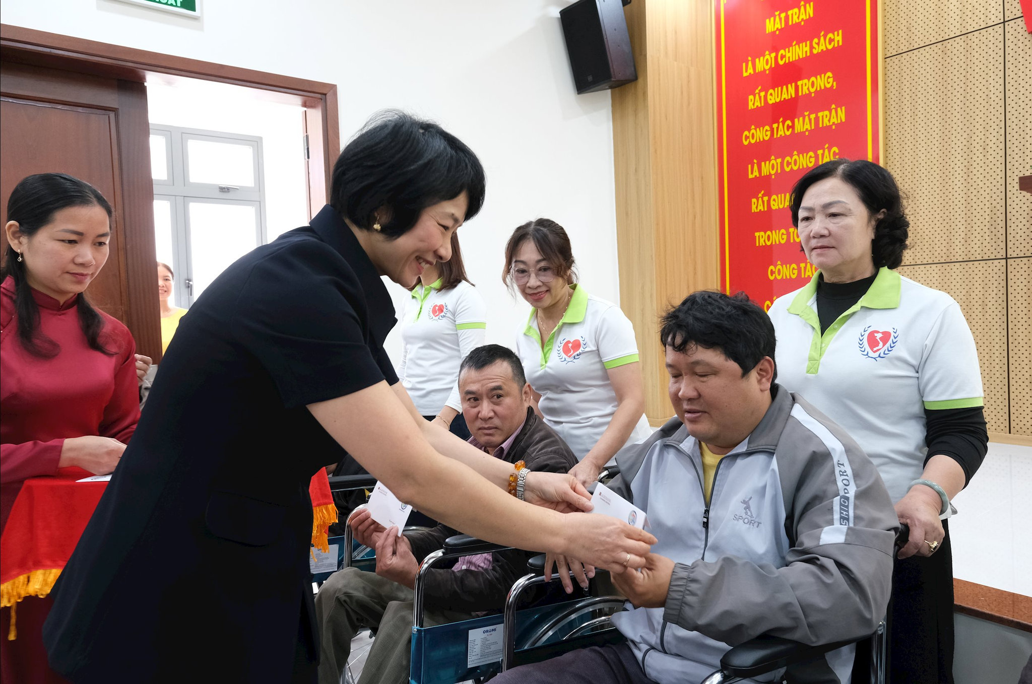 Đồng chí Phạm Thị Phúc tặng quà cho người khuyết tật