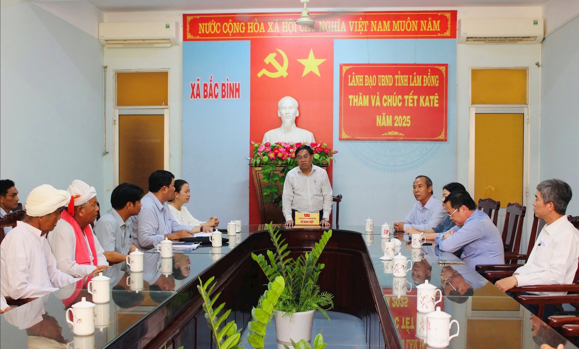 ສະຫາຍ ຫວູງອກຮິບ, ຮອງປະທານຄະນະປະຈຳພັກແຂວງ ມອບຂອງຂວັນໃຫ້ບັນດາສະຫາຍ, ຜູ້ມີກຽດ, ຜູ້ມີຊື່ສຽງຂອງຕາແສງ ຮົ່ງໄທ.