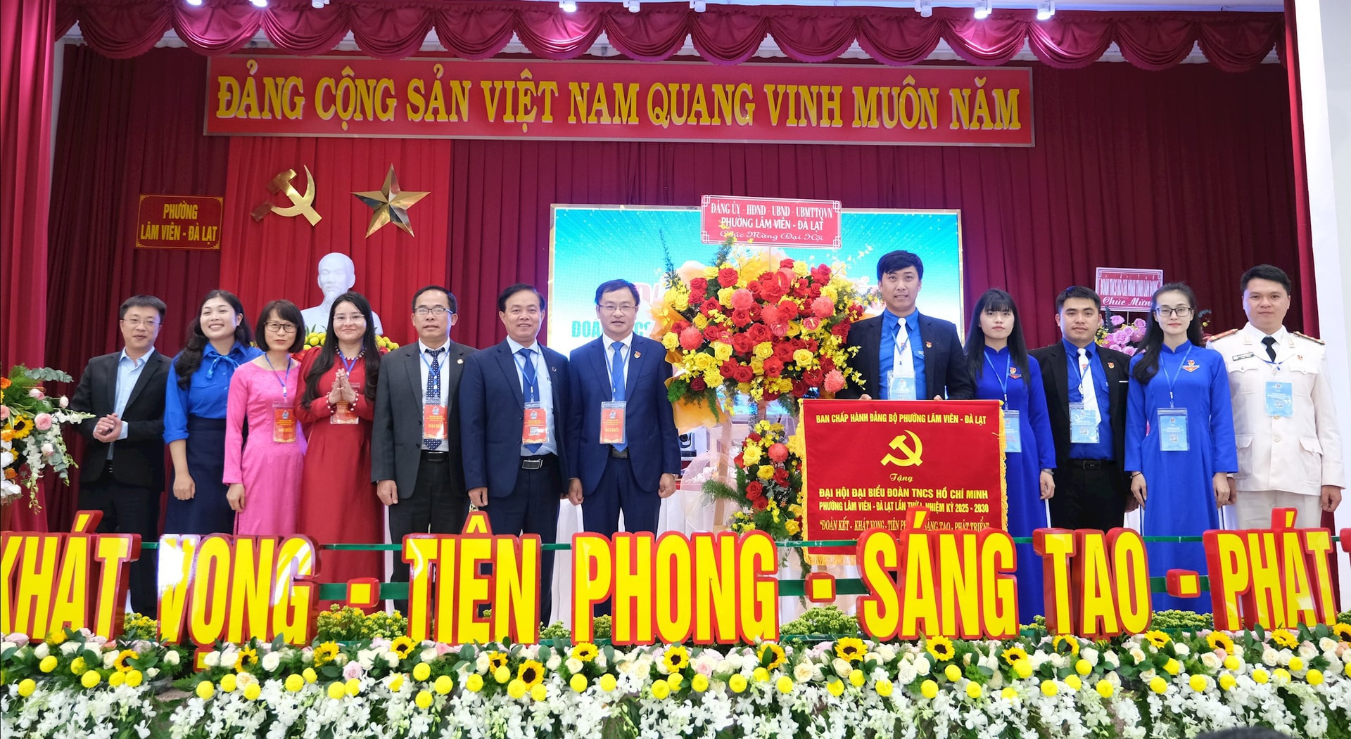 লাম ভিয়েনের নেতা ফুওং দা লাট কংগ্রেসকে অভিনন্দন জানাতে ফুল এবং একটি মূর্তি উপহার দিচ্ছেন (1).jpg