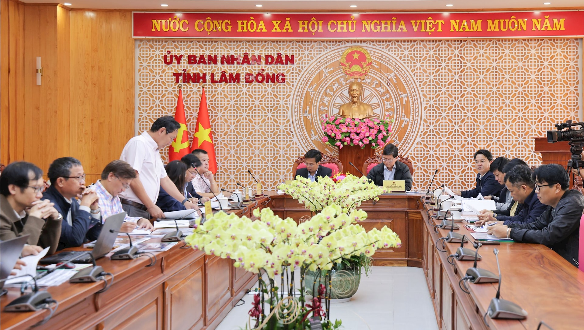 Para pemimpin Departemen Konstruksi melaporkan ide perencanaan untuk renovasi kawasan Danau Xuan Huong