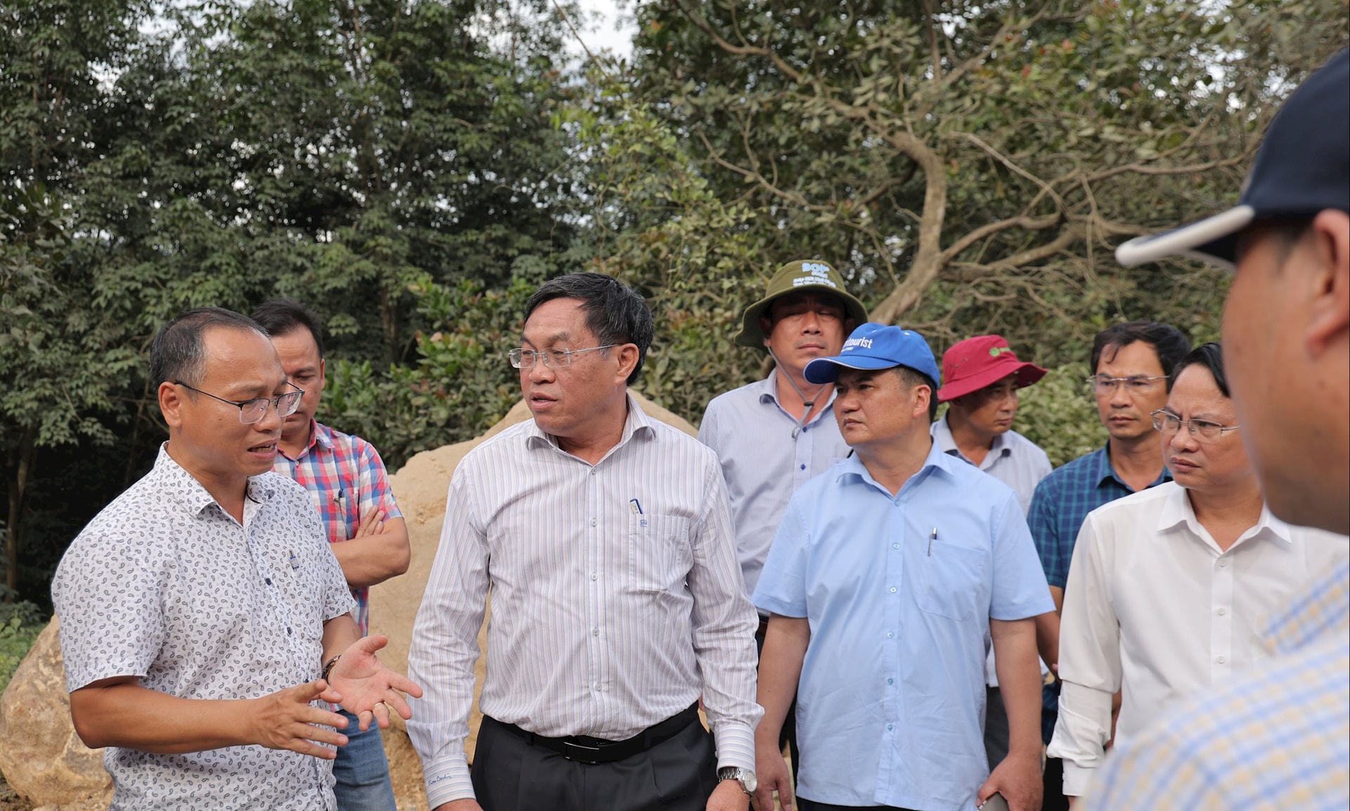 Naib Pengerusi Jawatankuasa Rakyat Wilayah membincangkan kerja-kerja penempatan semula infrastruktur di laluan itu.