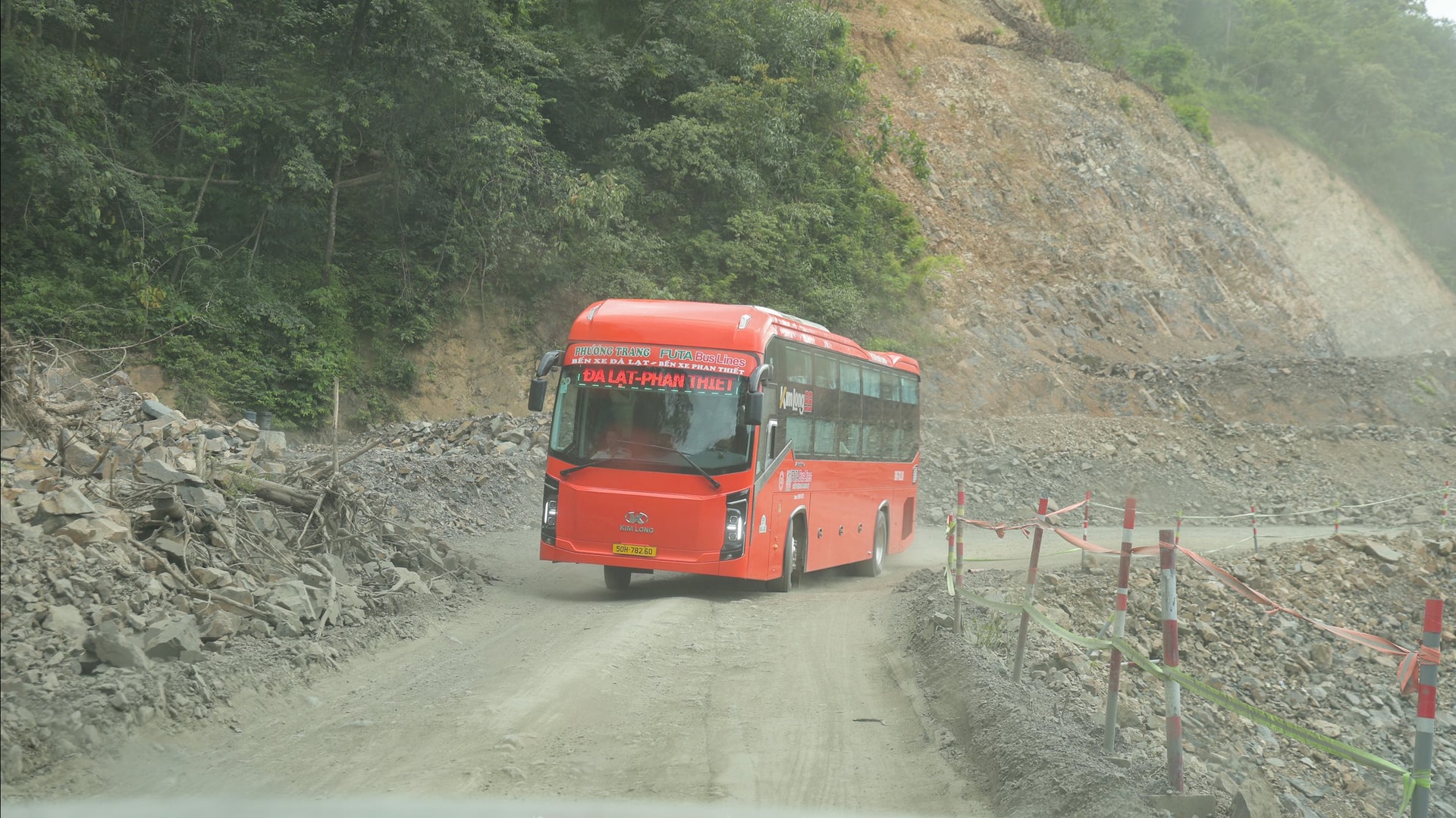 Projek itu setakat ini hanya menurap 37.65km konkrit asfalt, dan banyak bahagian masih ditutup dengan tanah dan batu.