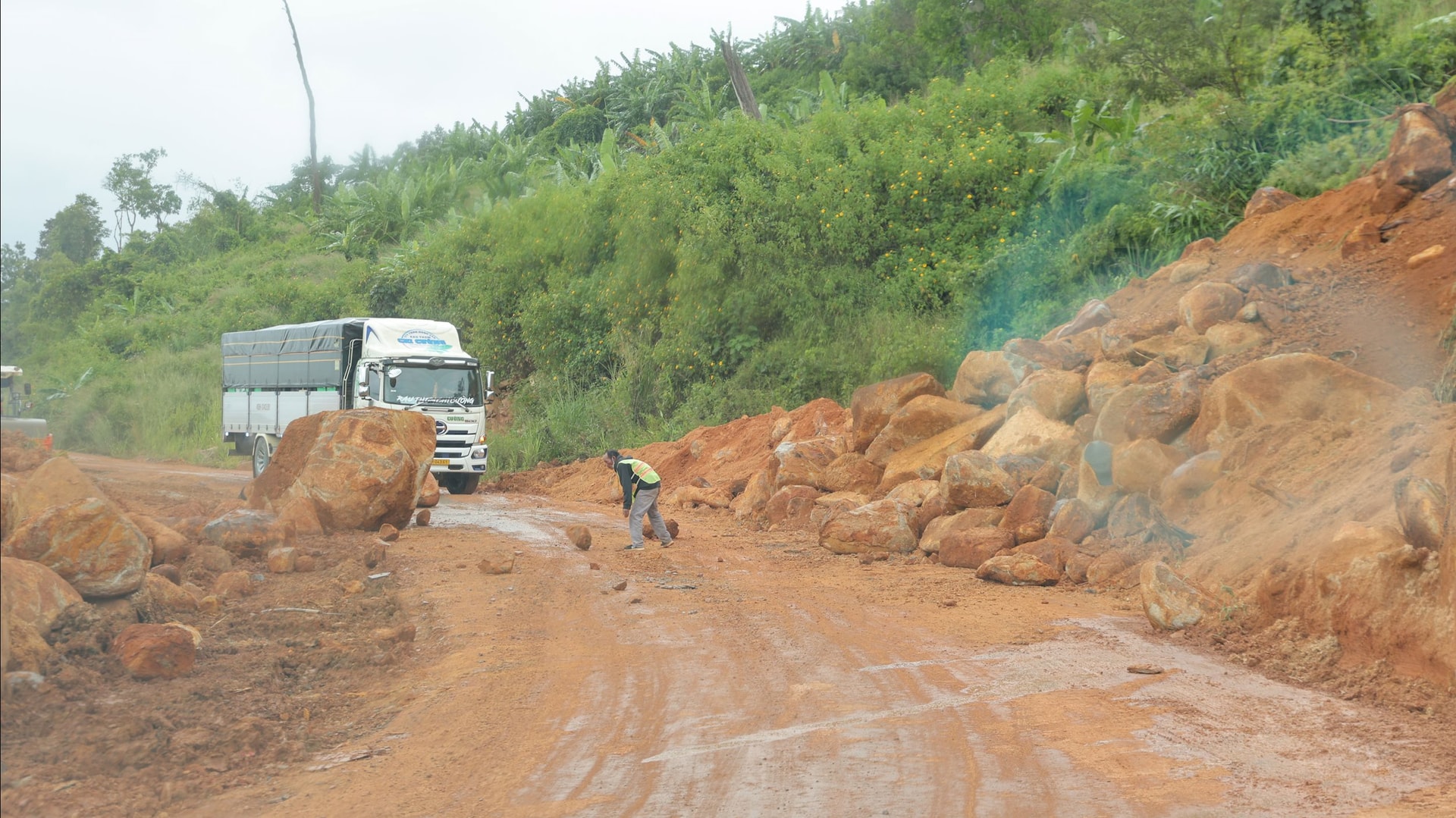 Projek menaik taraf dan mengembangkan Lebuhraya Nasional 28B telah dimulakan pada April 2024.