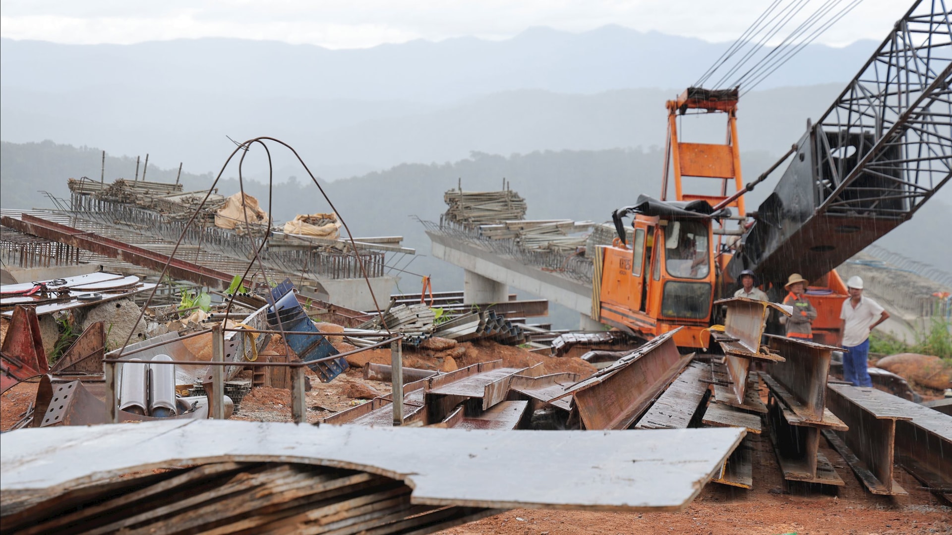 Projek jajaran jambatan sedang dalam pembinaan, tetapi kemajuannya agak perlahan.