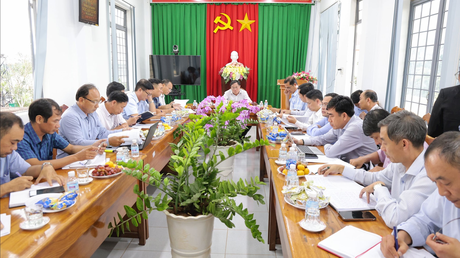 Naib Pengerusi Jawatankuasa Rakyat Wilayah Vo Ngoc Hiep bekerja dengan Lembaga Pengurusan Projek 5, jabatan dan kawasan tempat projek itu dilalui.