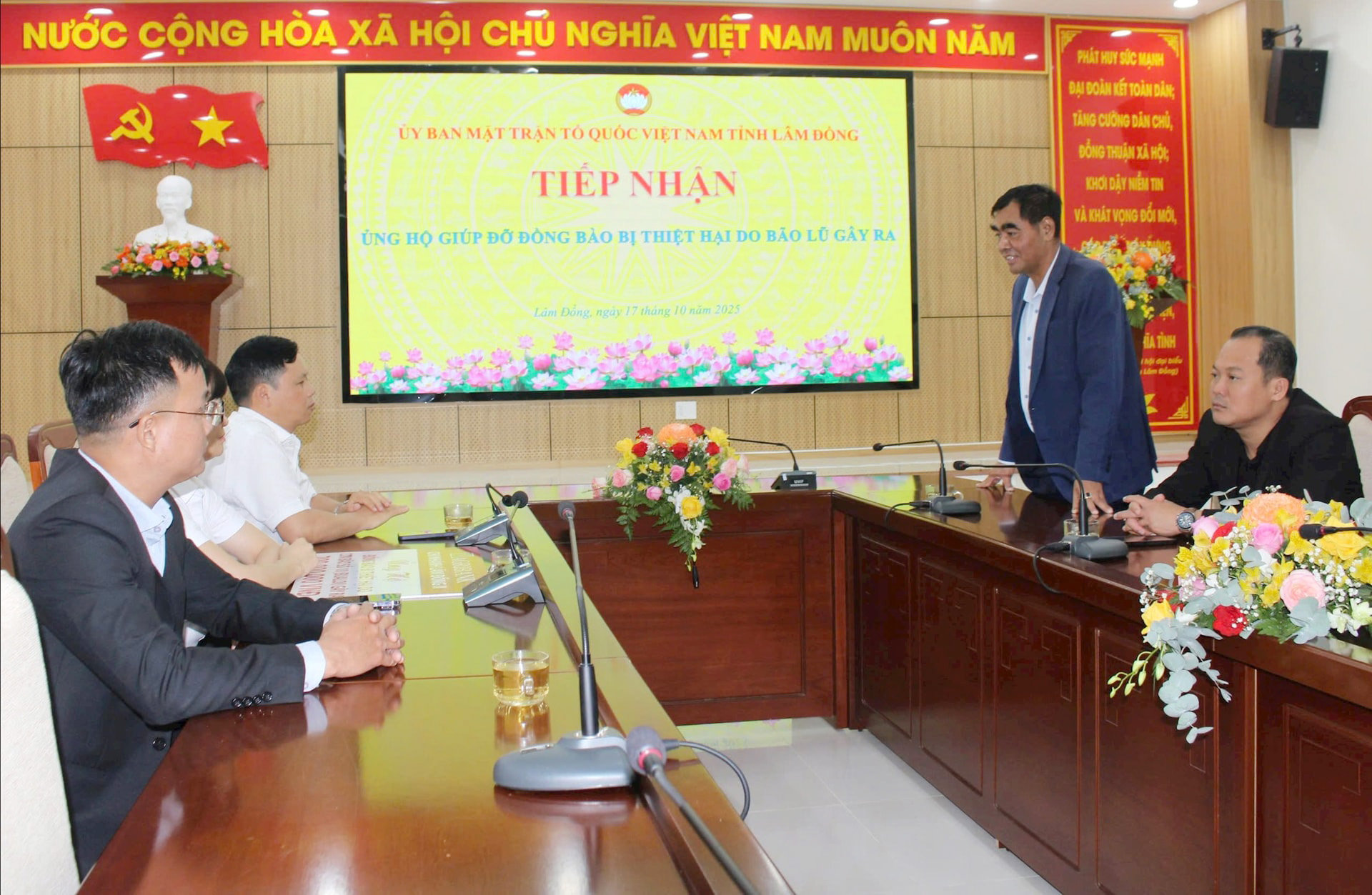 pho-chu-tich-uy-ban-mttq-viet-nam-tinh-bon-yo-soan-gui-loi-cam-on-den-su-dong-hanh-ung-ho-cua-ngan-hang-agribank-chi-nhanh-lam-dong-ii(1).jpg
