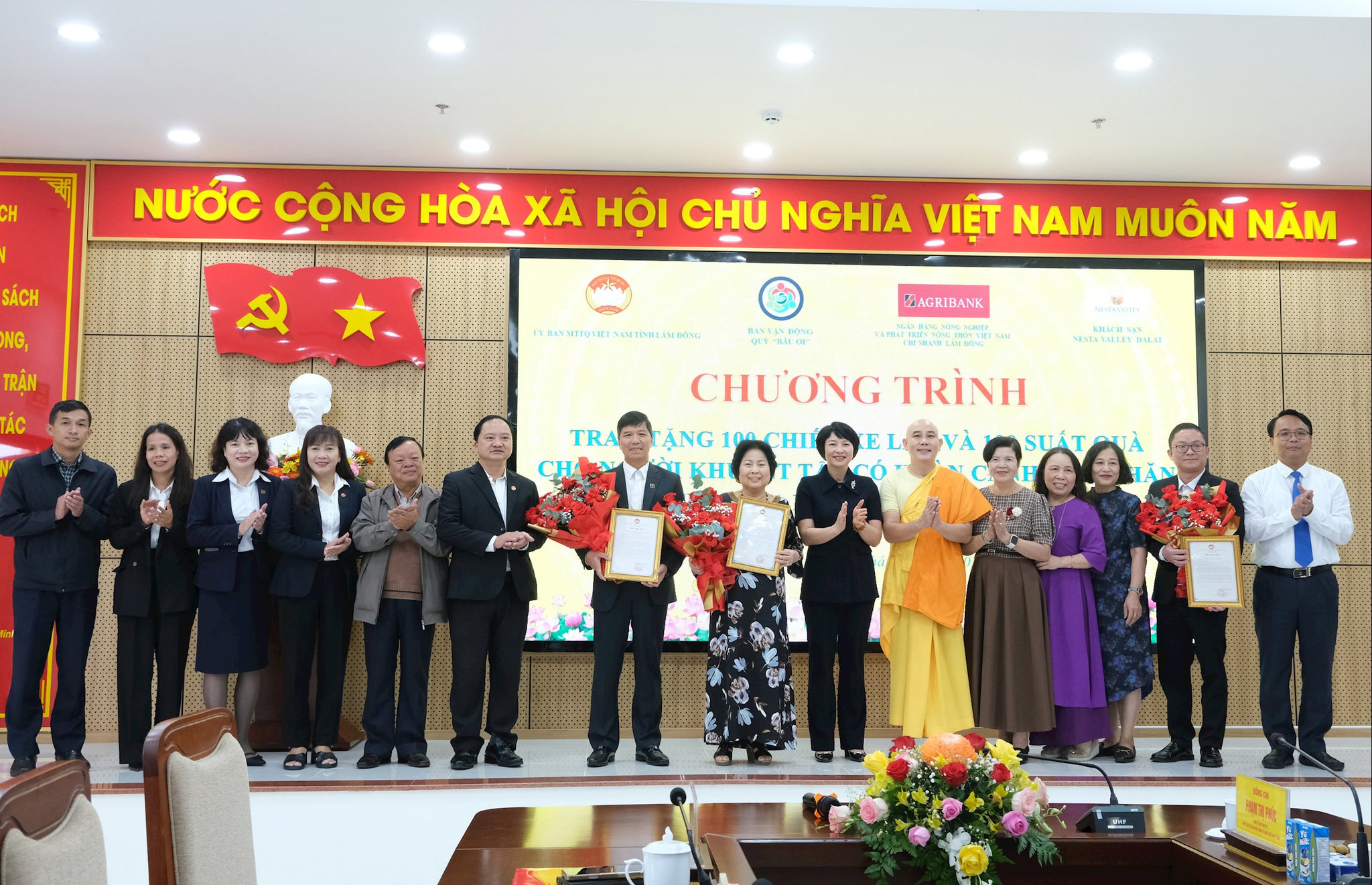 Tặng hoa cảm ơn