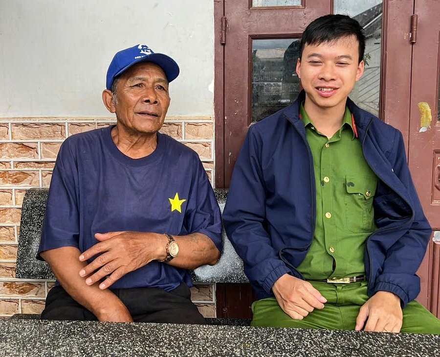 tham-va-tro-chuyen-voi-truong-thon-1-.jpg