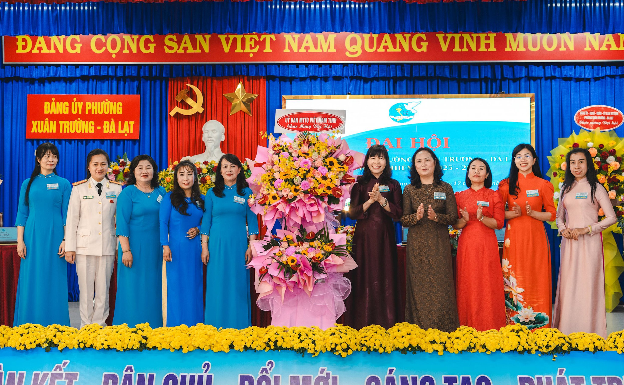 Ủy ban MTTQ Việt Nam Link vào tặng hoa chúc mừng Đại hội