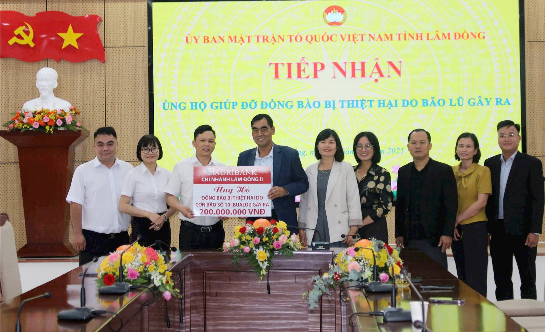 uy-ban-mttq-viet-nam-tinh-tang-qua-ung-ho-bao-lu(1).jpg
