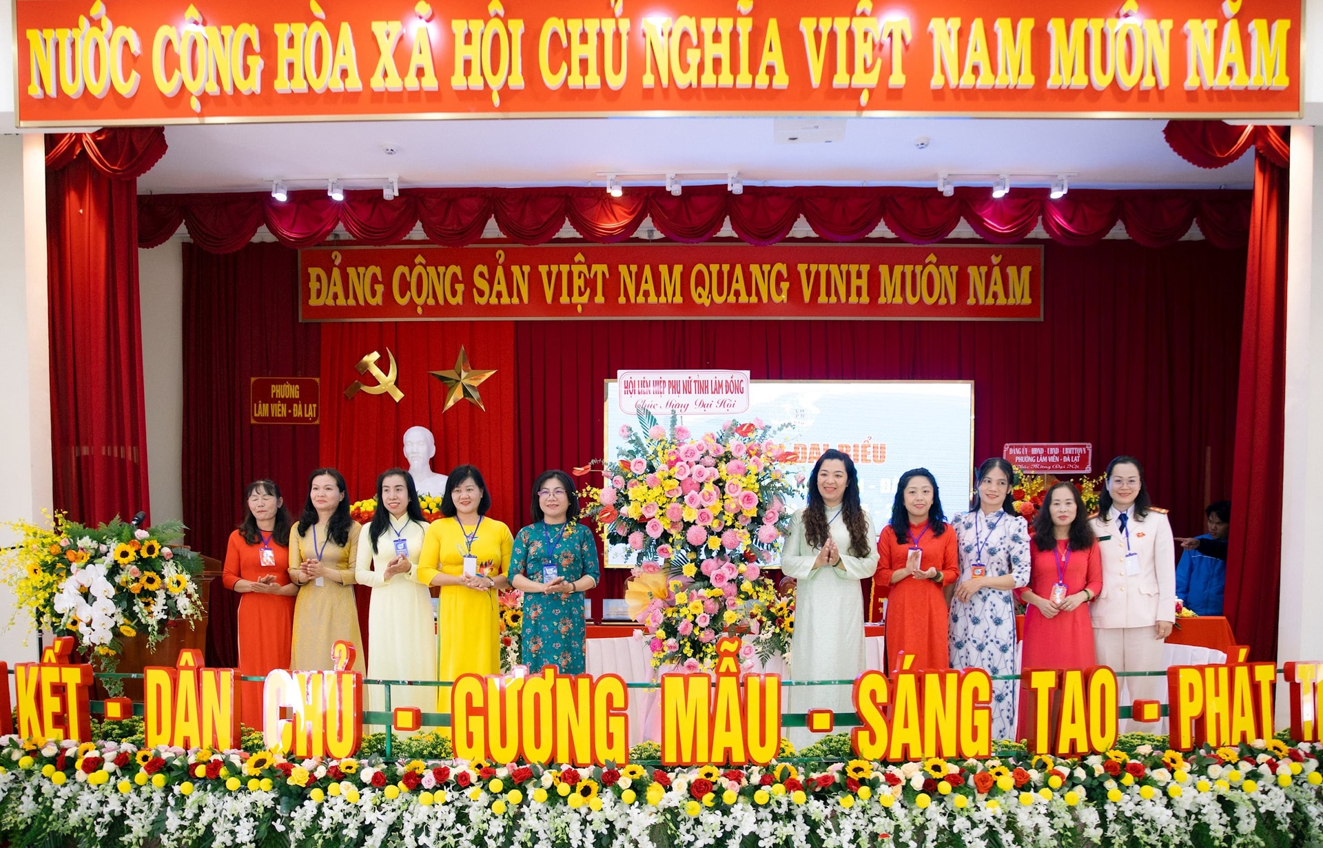 សម្ព័ន្ធនារីខេត្ត Lam Dong ជូនផ្កាអបអរសាទរមហាសន្និបាត