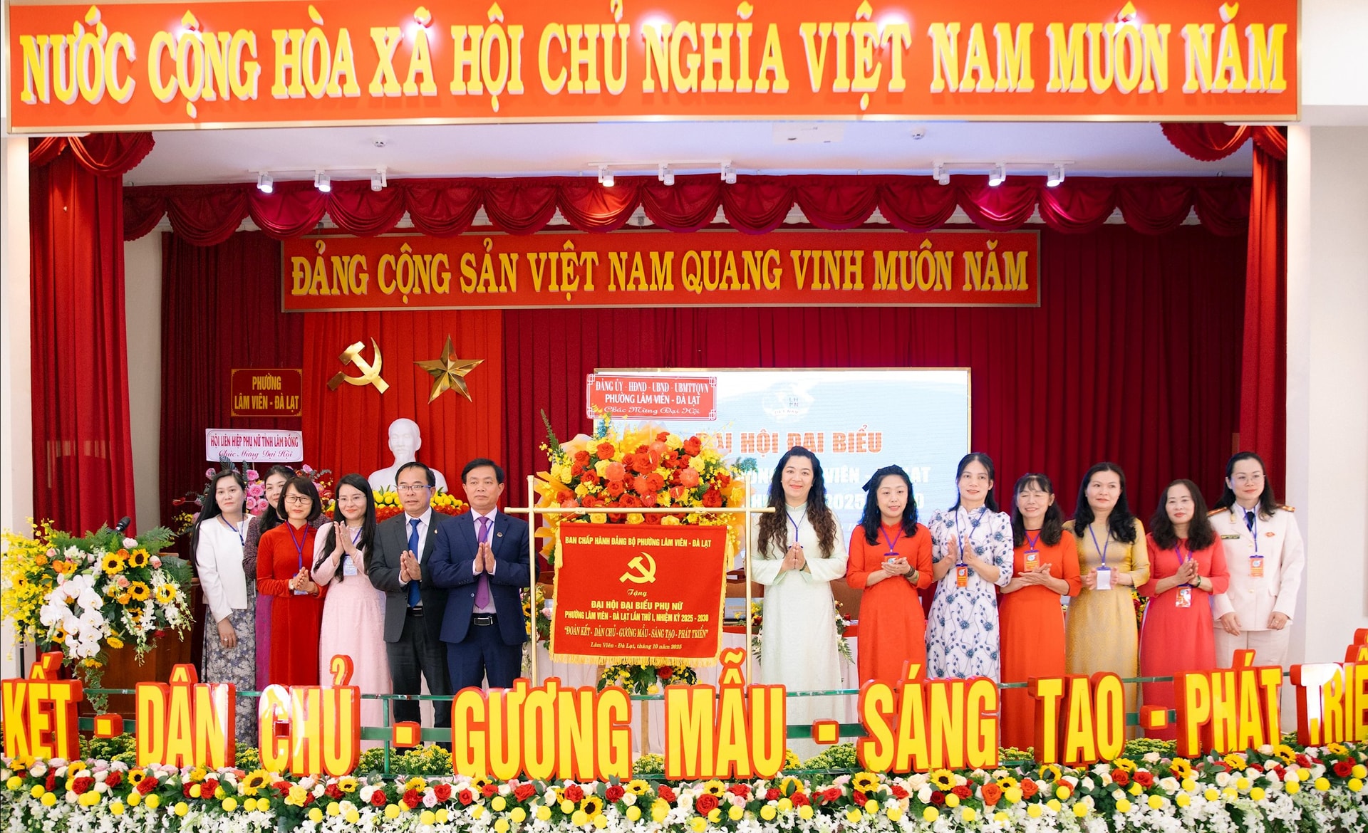 ថ្នាក់ដឹកនាំសង្កាត់ Lam Vien ទីក្រុង Da Lat ជូនផ្កា និងបដាដើម្បីអបអរសាទរសមាជ។