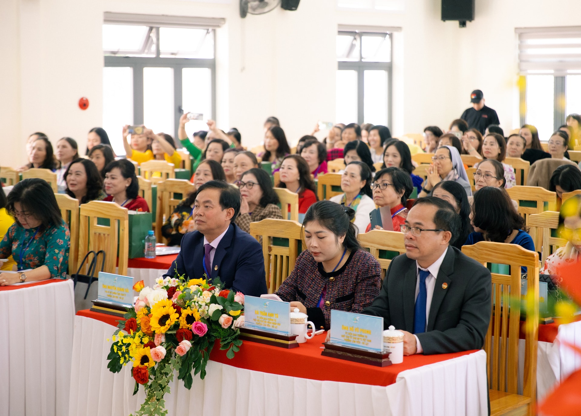 ថ្នាក់ដឹកនាំ Lam Vien Ward ទីក្រុង Da Lat និងគណៈប្រតិភូចូលរួមសមាជ