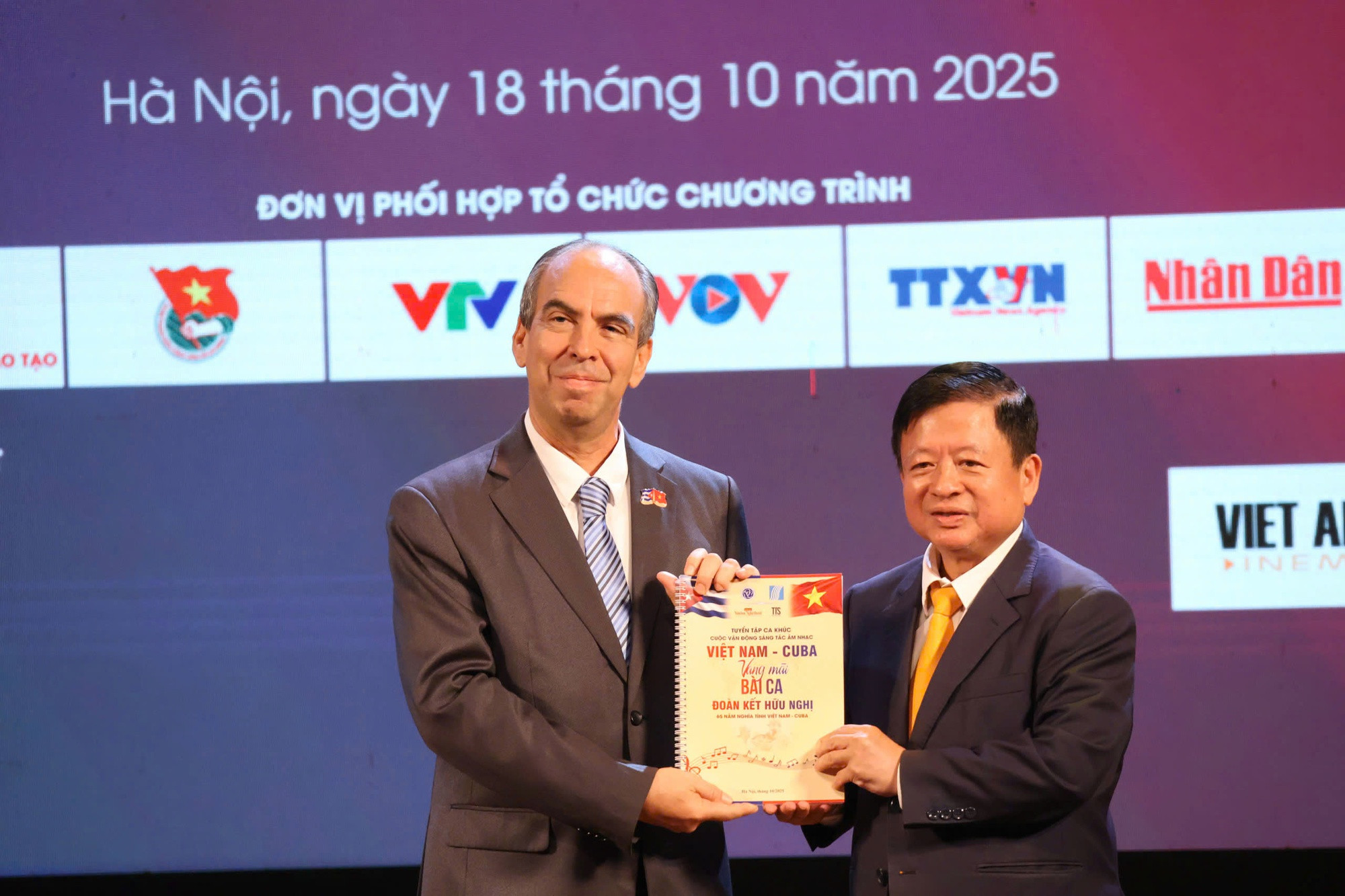 Nhạc sĩ Trần Hồng Quân - Chủ tịch Liên hiệp các Hội VHNT Việt Nam trao bản thảo tuyển tập ca khúc sáng tác về tình hữu nghị Việt Nam - Cu Ba cho đồng chí Rogelio Polanco Fuentes Đại sứ đặc mệnh toàn quyền Cu Ba tại Việt Nam