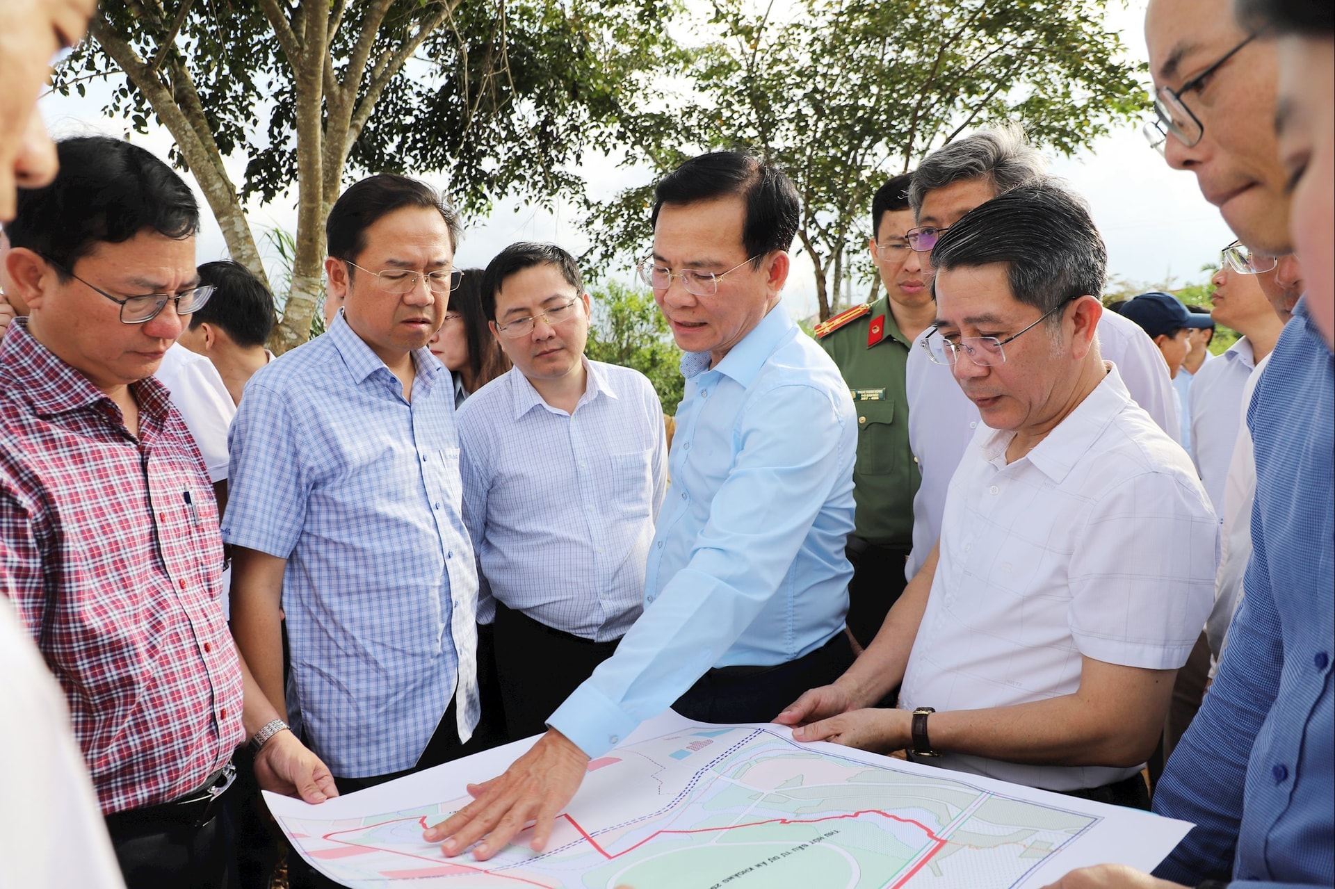 Phó Bí thư Tỉnh ủy, Chủ tịch UBND tỉnh Hồ Văn Mười kiểm tra tại Khu đô thị sinh thái Hồ Nam Phương II (khu vực Bảo Lộc cũ)
