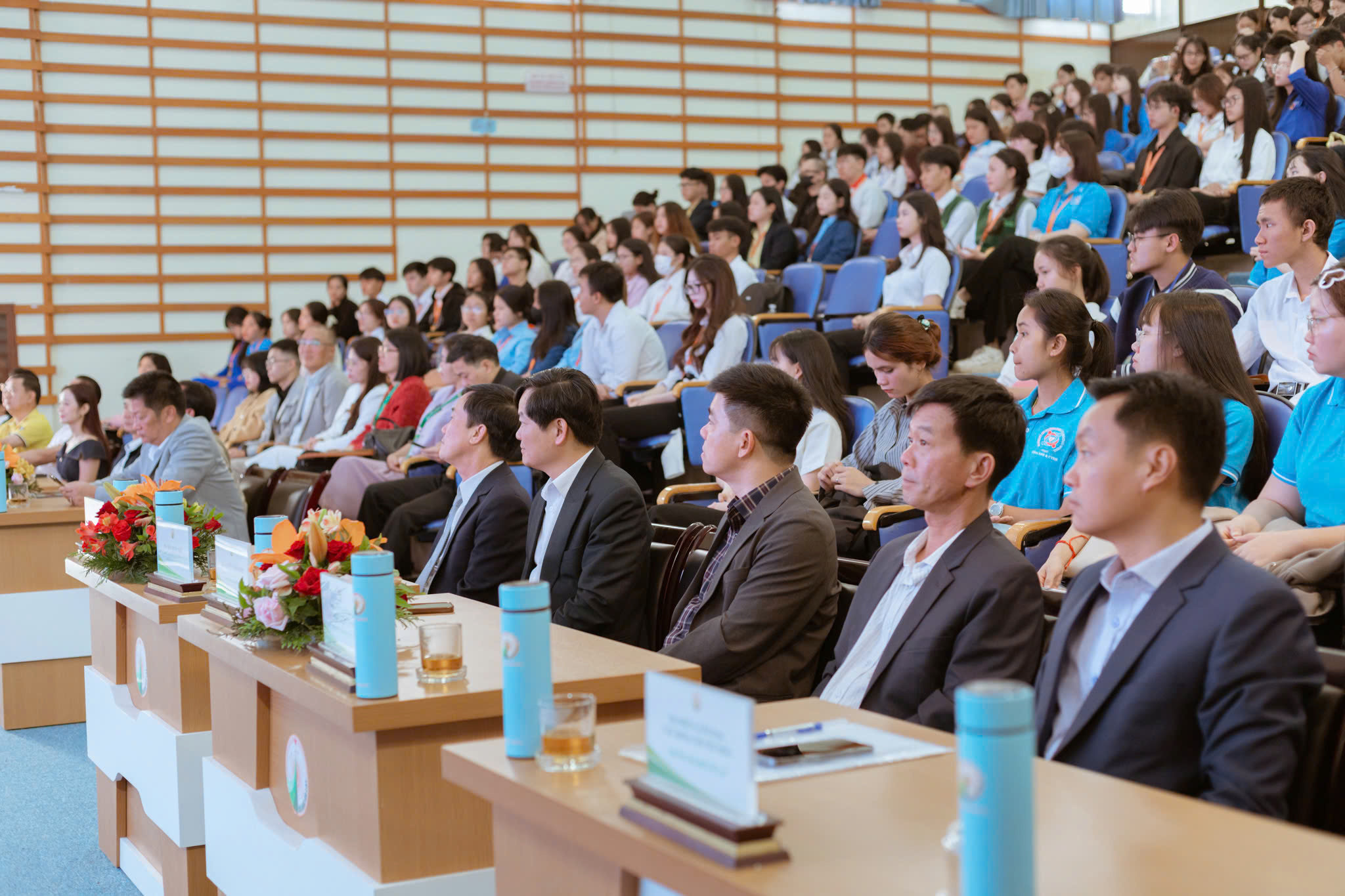 Ban Giám hiệu và đại diện các phòng ban chuyên môn Trường Đại học Đà Lạt tại lễ trao học bổng