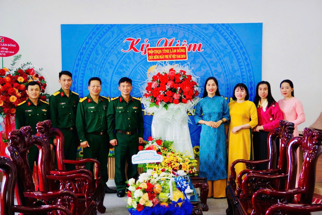 Das Provinzmilitärkommando überreichte Blumen und gratulierte der Provinzfrauenunion.