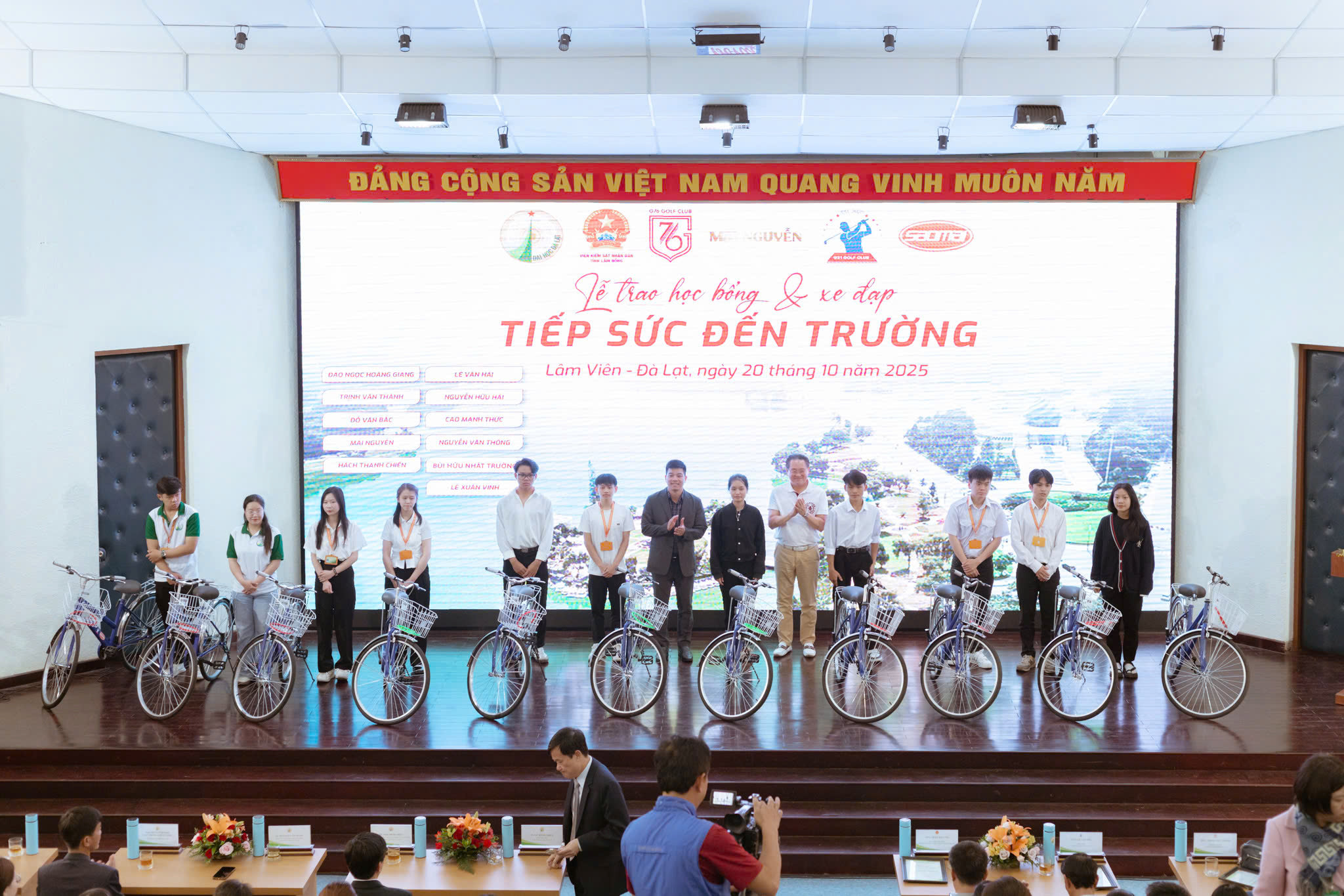 Chương trình Tiếp sức đến trường là hoạt động thường niên của Trường Đại học Đà Lạt