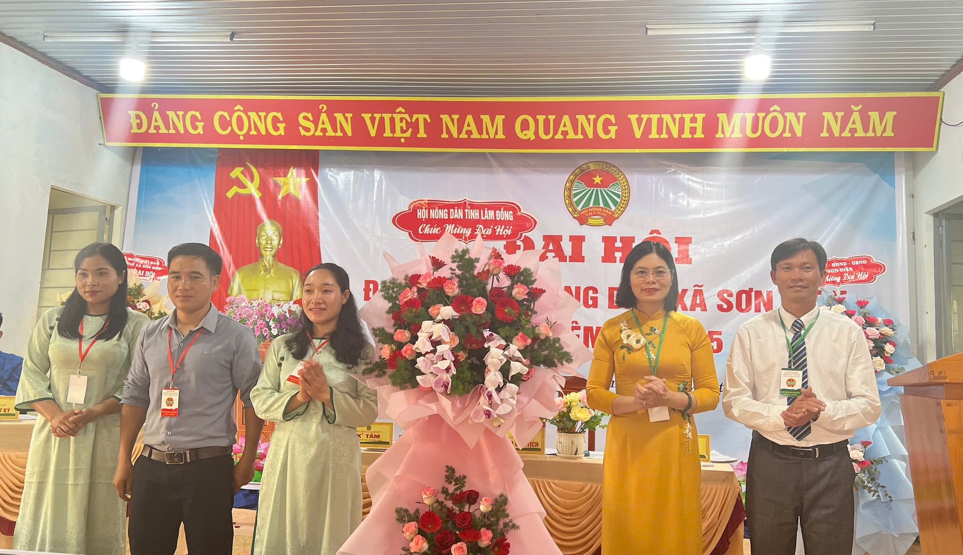 Der Bauernverband der Provinz Lam Dong überreichte Blumen, um dem Kongress zu gratulieren.