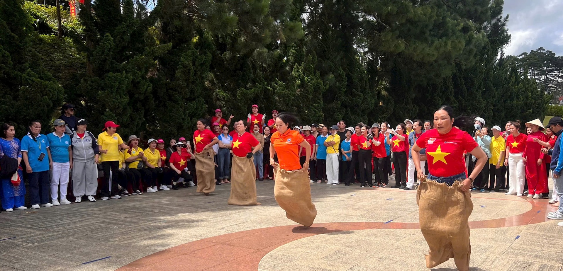 Mitglieder der Frauenunion des Bezirks Xuan Huong, Da Lat, nehmen am Sportfestival teil