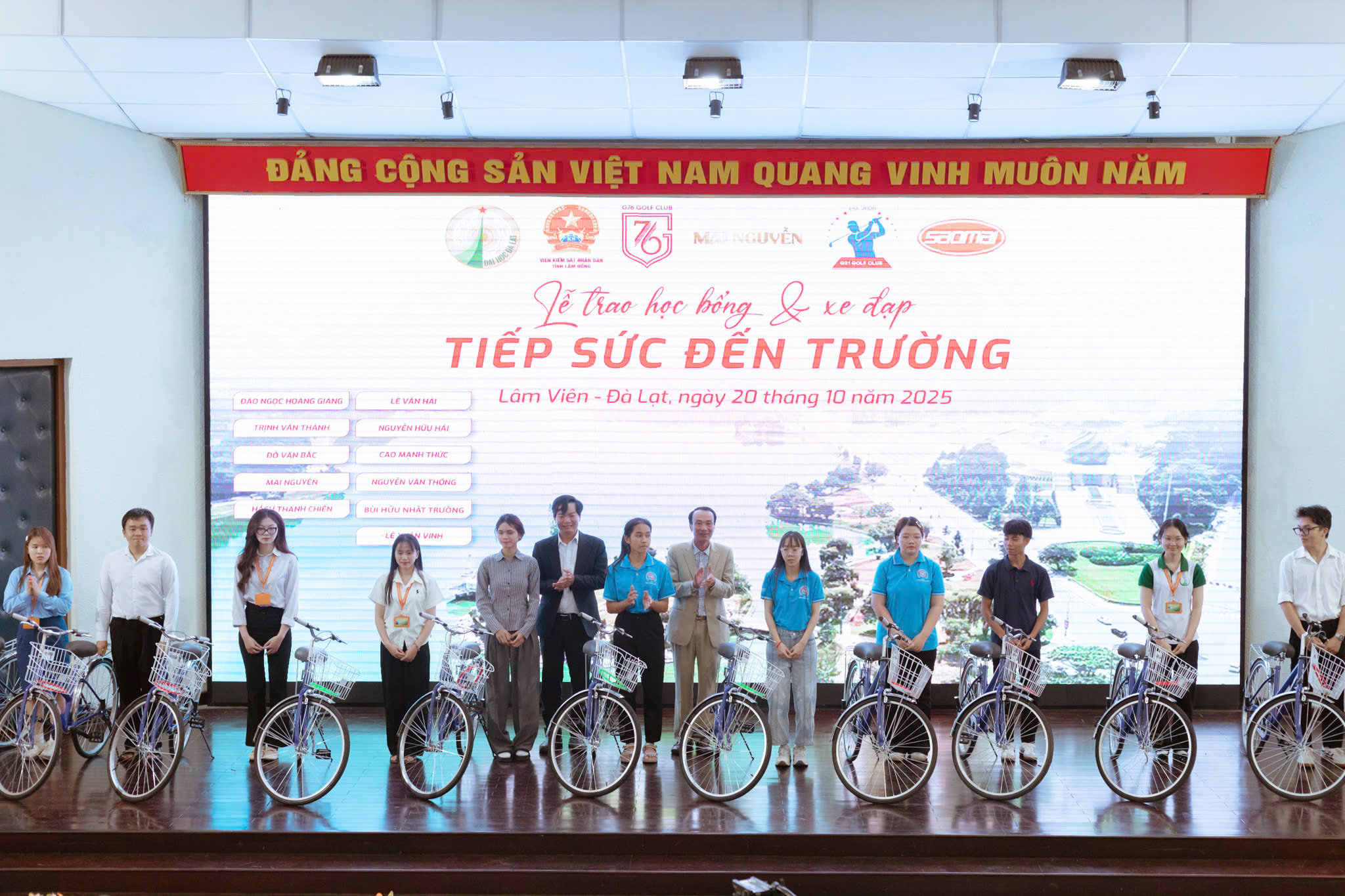 Lãnh đạo Trường Đại học Đà Lạt và đại diện nhà tài trợ trao học bổng và xe đạp cho sinh viên có hoàn cảnh khó khăn