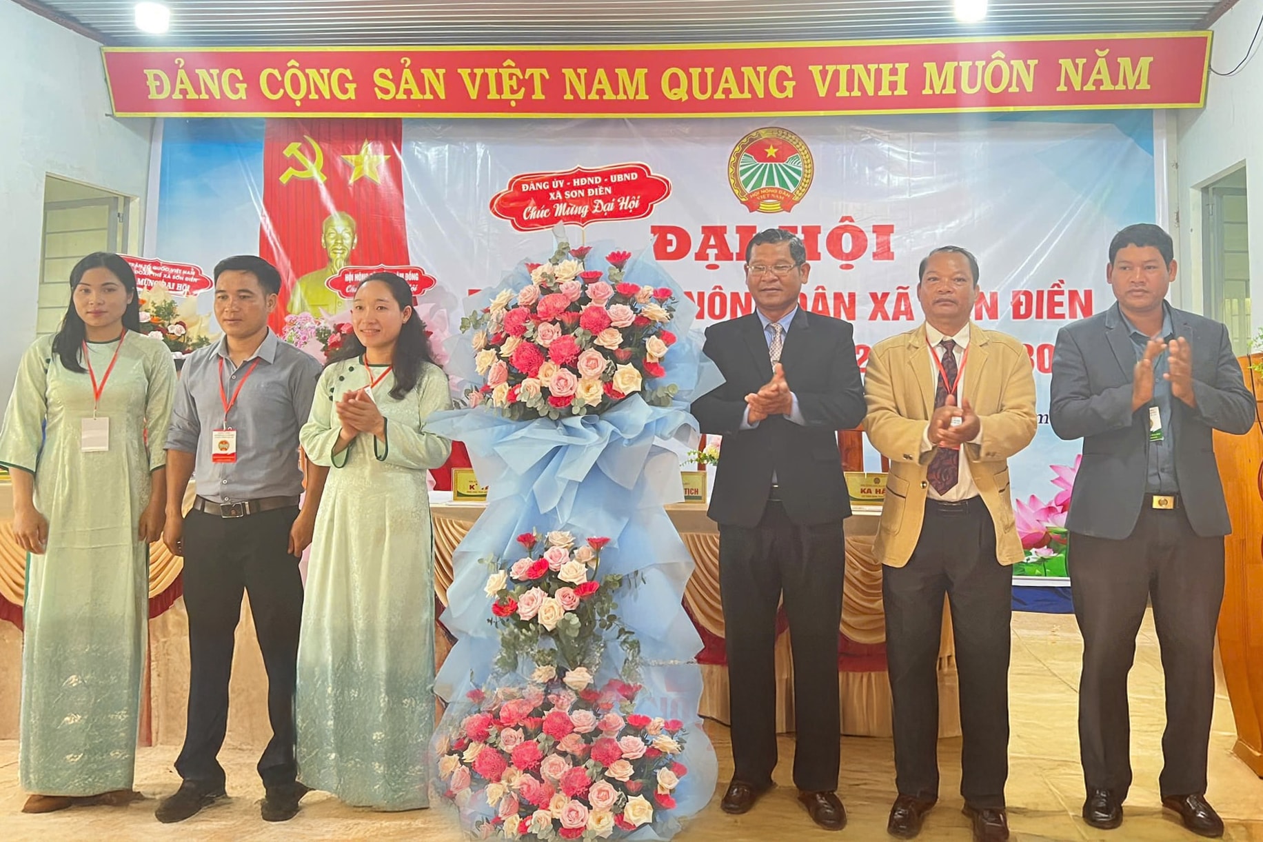 មេ​ដឹក​នាំ Xa Son ធ្វើ​បទ​បង្ហាញ​ផ្កា​ដើម្បី​អបអរសាទរ​សមាជ (1.jpg