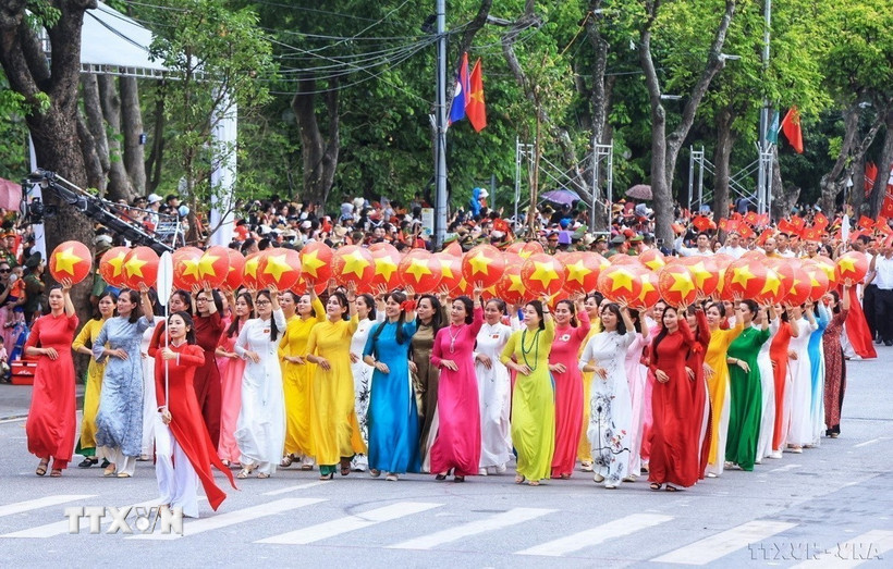 Khối Phụ nữ Công an Thủ đô diễu hành tại Lễ Kỷ niệm 80 năm Ngày truyền thống Công an nhân dân (19/8/1945-19/8/2025). (Ảnh: Tuấn Anh/TTXVN)
