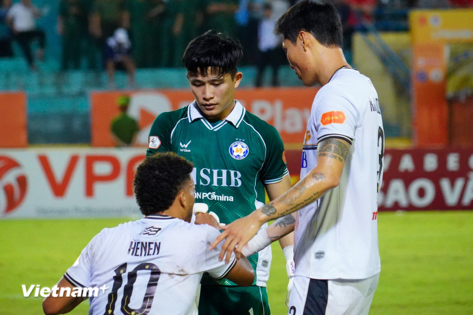 Phan Văn Biểu (áo xanh) được đưa vào sân để khỏa lấp vị trí mà Bùi Tiến Dũng để lại. (Ảnh: Việt Anh/Vietnam+)