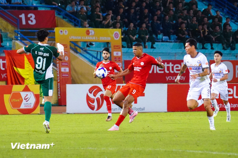 Đội khách SHB Đà Nẵng chịu tổn thất chỉ sau hơn 15 phút bóng lăn, khi thủ thành Bùi Tiến Dũng (áo xanh) gặp chấn thương sau pha va chạm với tiền đạo Lucao bên phía Thể Công. (Ảnh: Việt Anh/Vietnam+)