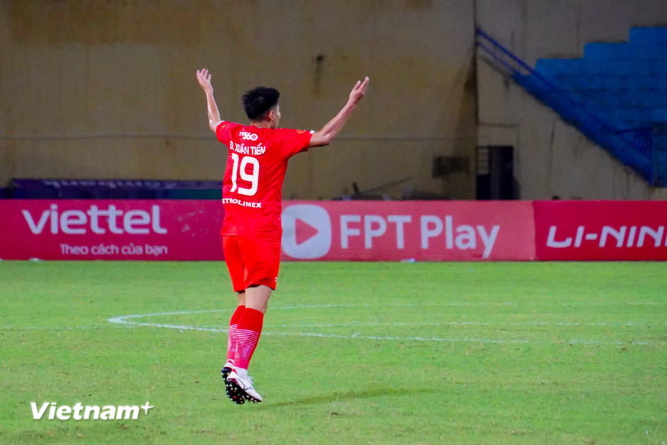Những nỗ lực hãm thành của Thể Công được cụ thể hóa thành bàn gỡ 1-1 với pha dứt điểm của Đinh Xuân Tiến ở phút thứ 69. (Ảnh: Việt Anh/Vietnam+)