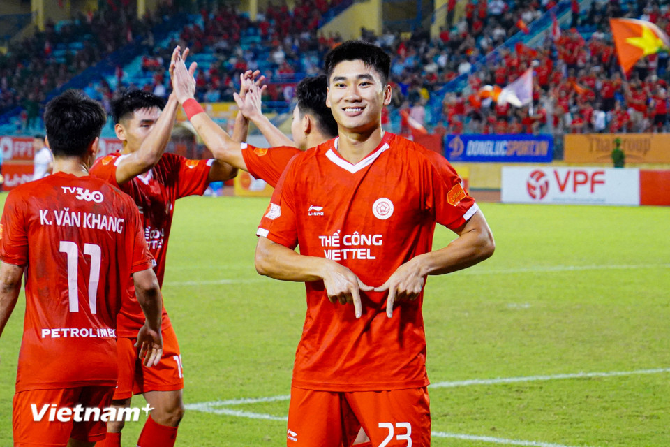 Hơn 10 phút sau, đến lượt tiền đạo vào sân thay người là Nhâm Mạnh Dũng lập công, nâng tỷ số lên 2-1 cho Thể Công-Viettel. (Ảnh: Việt Anh/Vietnam+)