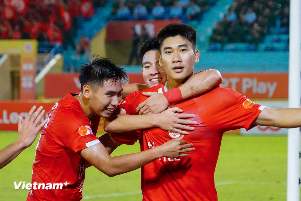 Tối 20/10, chủ nhà Thể Công-Viettel giành chiến thắng 2-1 trước đội khách SHB Đà Nẵng ở trận đấu muộn nhất vòng 7 V-League 2025/2026. (Ảnh: Việt Anh/Vietnam+)