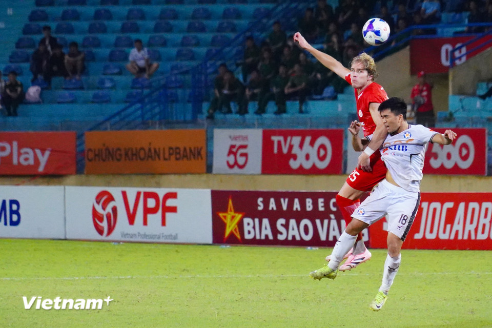 Những phút cuối trận, Thể Công chơi chắc chắn để bảo toàn thắng lợi 2-1. Chung cuộc, đại diện Thủ đô có màn ngược dòng thành công để tiếp tục chuỗi bất bại tại V-League mùa giải năm nay. (Ảnh: Việt Anh/Vietnam+)