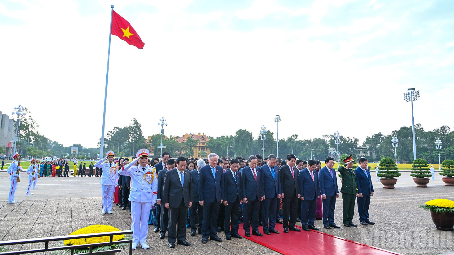 Tổng Bí thư Tô Lâm, Chủ tịch nước Lương Cường, Thủ tướng Phạm Minh Chính, Chủ tịch Quốc hội Trần Thanh Mẫn cùng các đồng chí lãnh đạo Đảng, Nhà nước, đại biểu Quốc hội thành kính tưởng nhớ Chủ tịch Hồ Chí Minh